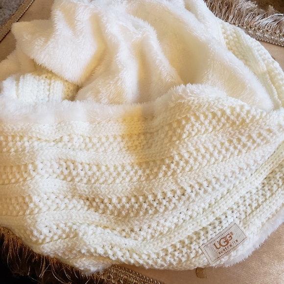 New Ugg infinity scarf and hat sets - Picture 2 of 4